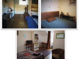 Chambres avec salle de bains et cuisine en centre ville Argenton sur Creuse，位于克勒兹河畔阿尔让通的酒店