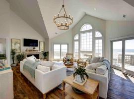 8 Bed Oceanfront in OBX with Pool & Hot Tub，位于Frisco的酒店