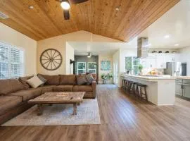 Lavender & Vine - Downtown Retreat with Hot Tub and Fire Pit!