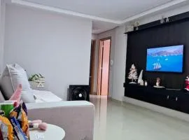 Apartamento central com ar condicionado, elevador e 02 quartos