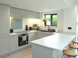 Modern Luxury 4 Bed House in Heart of Macclesfield，位于麦克尔斯菲尔德的酒店