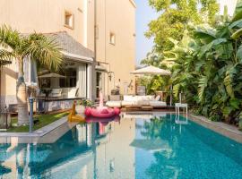 Luxurious villa with private pool and jacuzzi in Madinaty B8，位于Madinaty的酒店