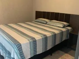 Quarto individual banheiro compartilhado