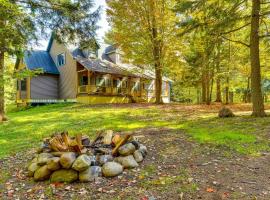 Private Deck and Fire Pit Adirondack Family Home，位于旧福奇的酒店