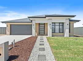 Yarrawonga Getaway，位于亚勒旺加的带停车场的酒店