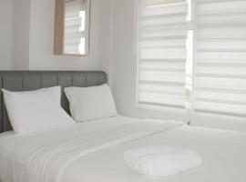 Comfort Living 3BR at Springlake Summarecon Bekasi Apartment By Travelio，位于贝克西的酒店