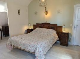 Chambre familiale avec Wi-Fi inclus, petit-déjeuner et espace convivial - FR-1-590-473，位于Ligny-le-Ribault的酒店