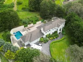 StayAU Expansive 7BR Villa Scenic Warrandyte