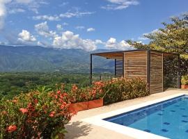 Casa de campo con piscina, en un clima ideal y un paisaje excepcional，位于圣菲德安蒂奥基亚的酒店