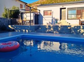 Holiday house with a swimming pool Senj - 21661，位于塞尼的酒店