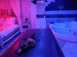 Love room avec spa privatif，位于圣阿玛尼的酒店