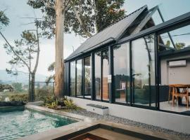 Cottonwood Cabin Villa B Triniti Lembang，位于Batureo 1的酒店
