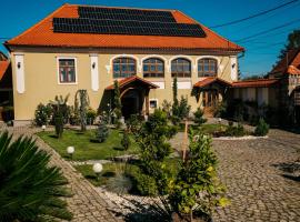 Rácz Kúria，位于Racoşu de Sus的酒店