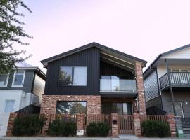 Stylish Stay 4BR Central Wagga，位于沃加沃加的酒店