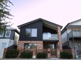 Stylish Stay 4BR Central Wagga