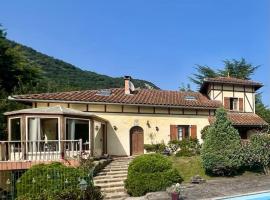 Villa avec piscine au coeur des Pyrénées，位于Lourde的酒店