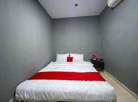 RedDoorz at Marina City Waterfront，位于Pembunuh的酒店