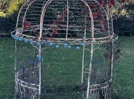 B&B La Voliera，位于苏尔莫纳的酒店