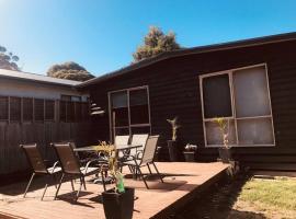 Cedar Palms Pet friendly close to red rocks beach，位于卡尔斯的乡村别墅