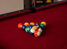 Contractor-Friendly 3-Bed, Games Room, Pool Table!，位于Enfield Lock的酒店