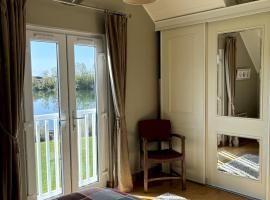 Kinsale Lodge · Cotswolds Lakeside - Spring Lake，位于南塞尔尼的山林小屋