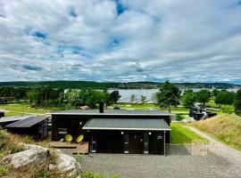 West-facing cabin on Bjørkøya with jacuzzi & view，位于波什格伦的酒店