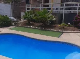 Linda casa con piscina en el quisco.