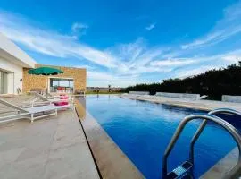 Riverside Luxury Farm - Pool & Stunning Views