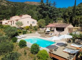Villa Silia in the Gulf of Saint-Tropez in a natural setting，位于拉加尔代弗雷纳的酒店