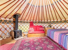 Cosy-Hilltop-Yurt-StunningViews-Nature-HotTub，位于Cornworthy的酒店