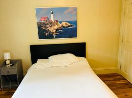 Nice bedroom in Lincoln with shared bathroom and kitchen，位于林肯的酒店