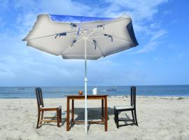 Shoreline Marari Beach Villa at Golden Beach Mararikulam，位于马拉利库兰的酒店