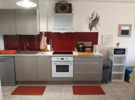 Le Lodge - maison mitoyenne 2 chambres - petit jardin et terrasse，位于卡宴的酒店