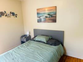 Nice cute bedroom in Lincoln with shared bathroom and kitchen，位于林肯的酒店