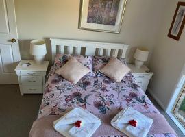 Robyn's Nest - Bed and Breakfast，位于特万庭的带停车场的酒店