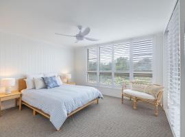 The Dunes 17 38 Marine Drive fabulous unit with pool tennis court，位于芬加尔湾的酒店