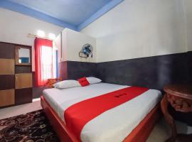 RedDoorz Syariah at Penginapan Queen Sungai Penuh，位于Sungaitutung的酒店