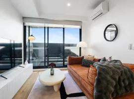 Stylish and Spacious 2BR w Study, Wi-Fi and Car Park