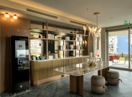 Visionair Suites & SPA-Room Only e Honesty Bar，位于西尼加利亚的酒店