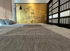 源泉かけ流しの一棟貸し温泉宿The Feet Dogo築70年日本文化的道後温泉徒歩6分大正ロマンの調度品テレビ無しで家族団らん，位于松山的酒店