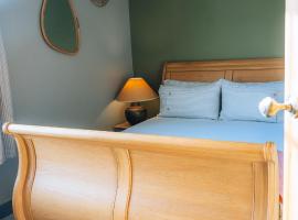 The Hideaway - Stratford Upon Avon - Central - Free Offstreet Parking，位于埃文河畔斯特拉特福的带停车场的酒店