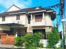 Baan Ratsada 3 bedrooms house with kitchen & high speed internet，位于Ban Krabi Yai的酒店