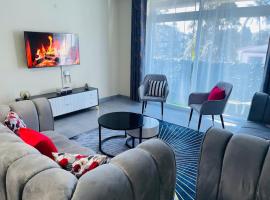A lush 3bedroom Condo with Aircon and a Pool，位于蒙巴萨的酒店