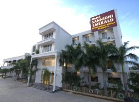 Hotel Sannidhi Emerald，位于Raigīr的酒店