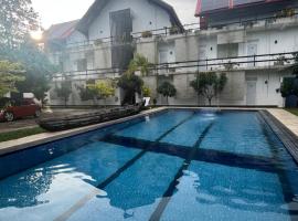 Royal Crown Residency Hotel，位于Talawatugoda的酒店