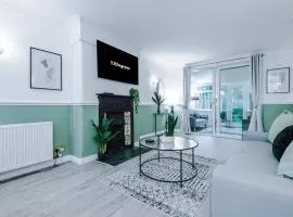 NEW! 4-Bed Home in Manchester by 53 Degrees Property, Ideal for Business & Long Term Contractor Stays, Sleeps 10!