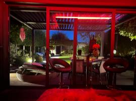 La chambre du puits avec 2 jacuzzis , sauna et Hammam privatif，位于图尔奈的酒店