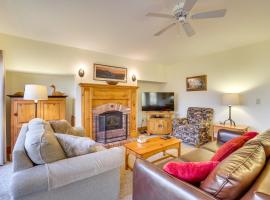 Ski-In/Ski-Out at Jay Peak Resort Condo!，位于Jay的酒店