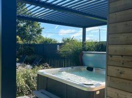 Roulotte du puits avec jacuzzi et sauna privatif，位于Havinnes的酒店