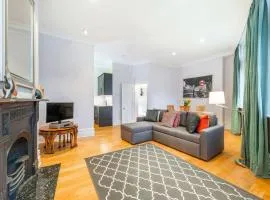 Nelson's Pad - Trafalgar Square - by Frankie Says
